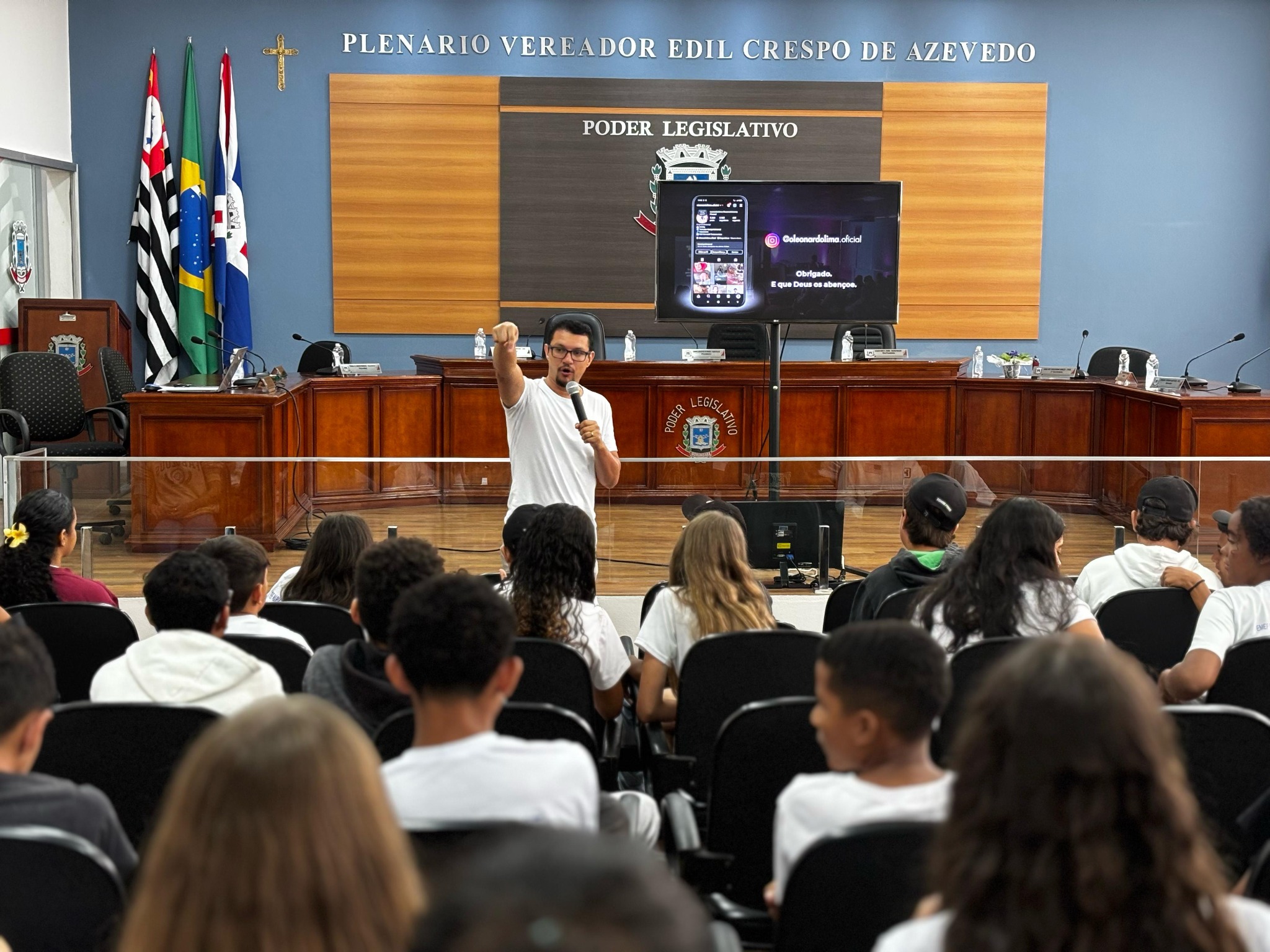 Leonardo Lima falando para jovens no plenário da Câmara