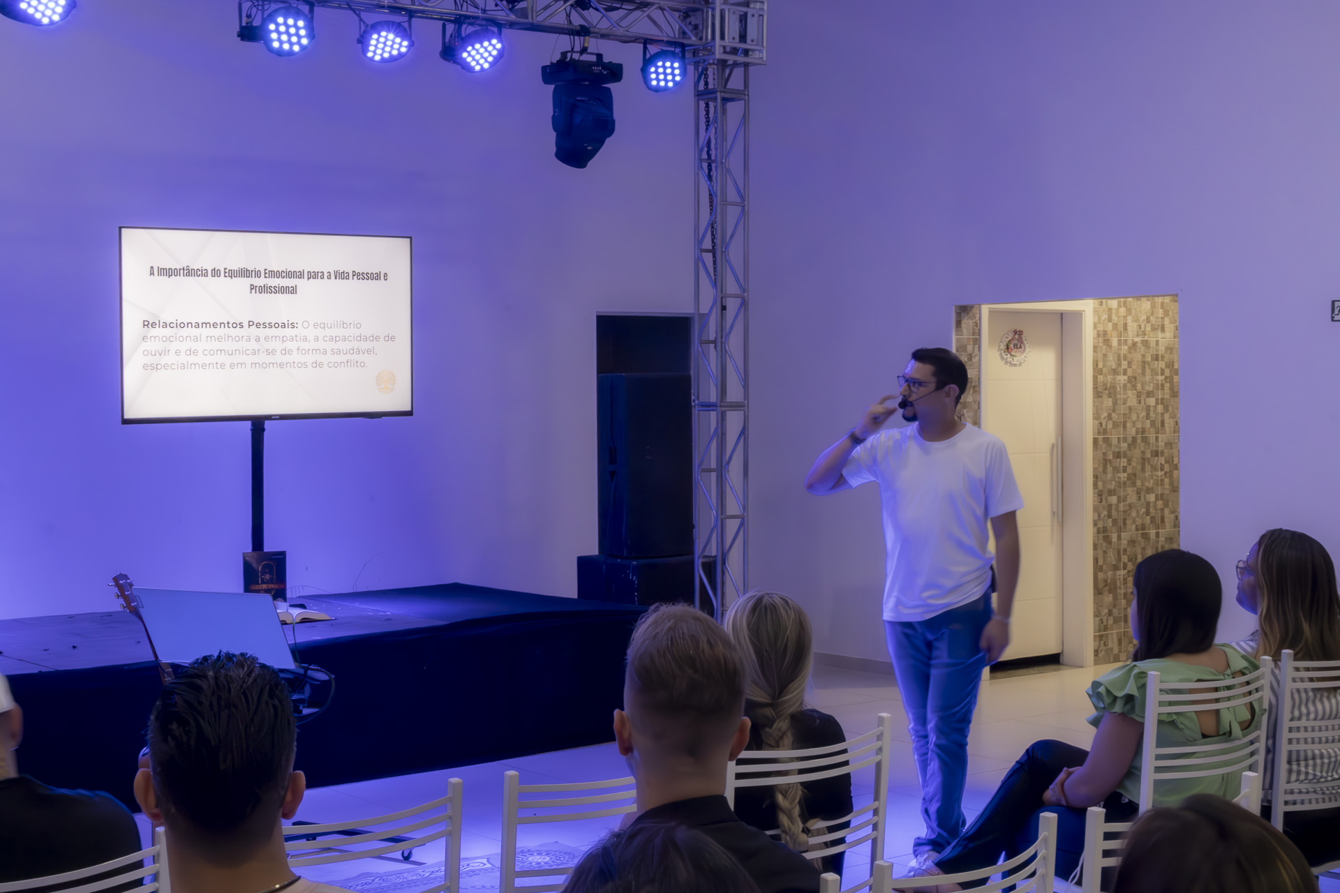 Leonardo Lima apresentando uma palestra sobre equilíbrio emocional