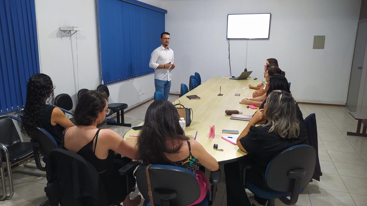 Leonardo Lima conduzindo um treinamento ao redor de uma mesa